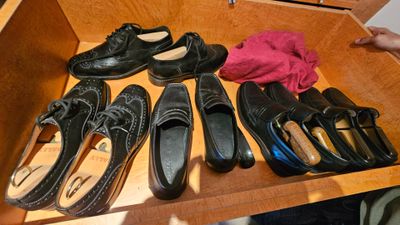 de nombreuses paires de chaussures qui traînent dans un tiroir