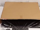 une boîte en carton posée sur une table blanche
