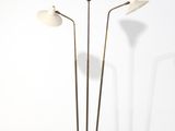trois lampadaires noirs et blancs posés sur une table blanche