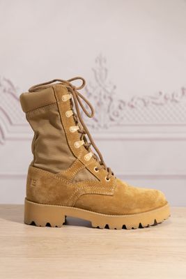 CELINE - Paire de boots montantes en toile et daim camel, la…