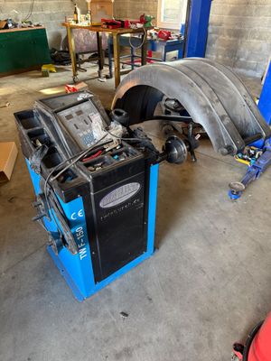 une image d'une voiture en cours d'entretien dans un garage