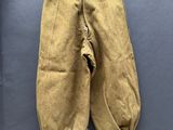 une photo d'un pantalon suspendu à une corde à linge