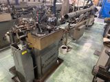 de nombreuses machines qui fonctionnent ensemble dans une usine