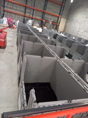 une grande pièce dans laquelle se trouvent de nombreux blocs de béton