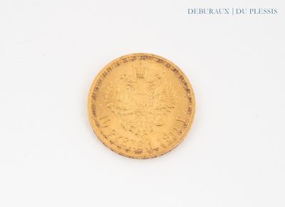 l'image d'une pièce d'or posée sur une surface blanche