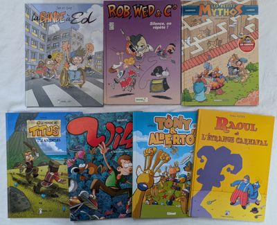 plusieurs livres pour enfants sont alignés sur une surface blanche