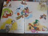 un livre sur lequel figurent des personnages de dessins animés