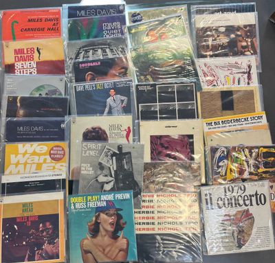 beaucoup de CD de musique sur la table