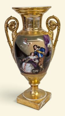 un vase en or orné d'une image représentant une femme