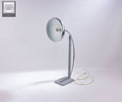 l'image d'une lampe posée sur une table