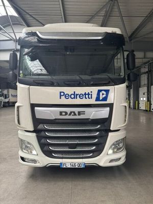 une photo d'un camion blanc garé à l'intérieur d'un bâtiment