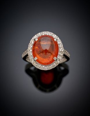 une bague en saphir orange et diamants