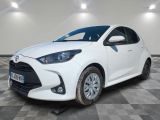 la toyota yaris blanche est garée sur un sol en damier