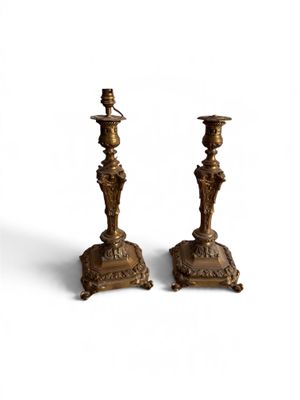 paire de chandeliers anciens en laiton sur fond blanc