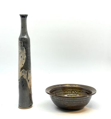 un vase et un bol posés l'un à côté de l'autre sur une table