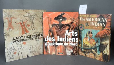 trois livres posés sur une table, dont l'un comporte le dessin d'un homme coiffé d'un chapeau et l'autre celui d'une femme