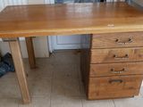 un bureau en bois sur lequel est posé un ordinateur