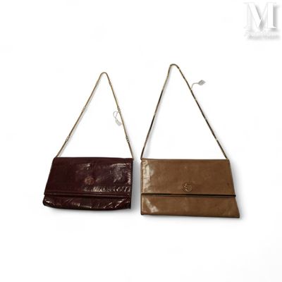 FERRAGAMO Lot comprenant deux pochettes en cuir.