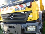 un camion jaune garé dans l'herbe