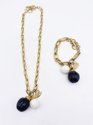 un ensemble composé d'un collier et d'un bracelet en chaîne d'or, ornés de perles noires et blanches