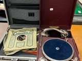 une valise dans laquelle se trouve un tourne-disque