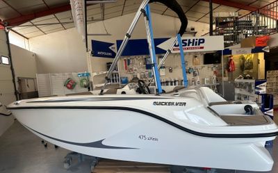 un bateau exposé dans un magasin
