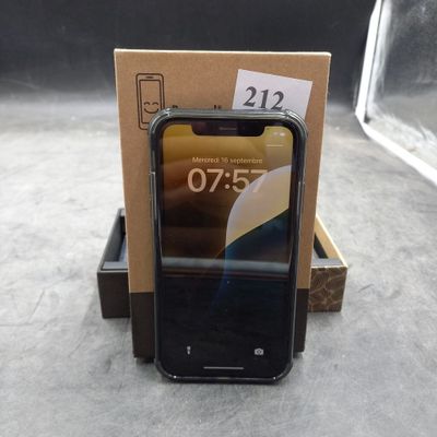 une boîte avec un téléphone à l'intérieur sur une table