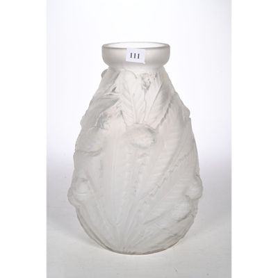 un vase blanc posé sur une table à fond blanc