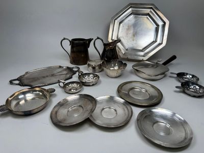 beaucoup de plats et de couverts en argent sur la table