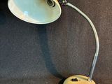 une lampe posée sur une table à côté d'un ordinateur portable
