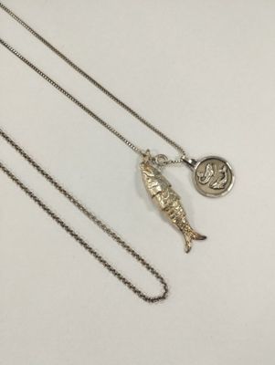 Lot en argent comprenant 2 chaînes, un  pendentif articulé en forme de