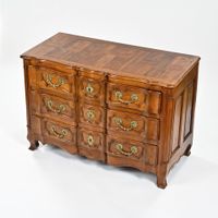 Commode en noyer mouluré et sculpté, façade galbée en double… (photo 6)