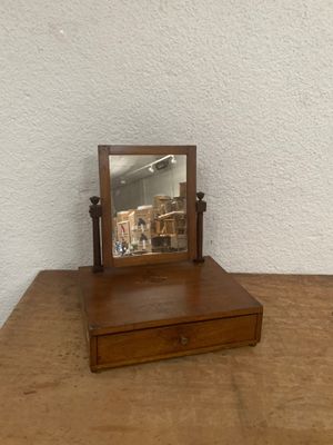 Petite psychée de table en bois de placage, la base ouvrant …