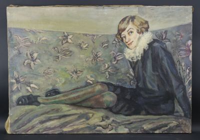 l'image d'un tableau représentant une femme assise sur un canapé