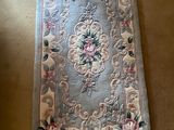un tapis posé par terre à côté d'une chaise