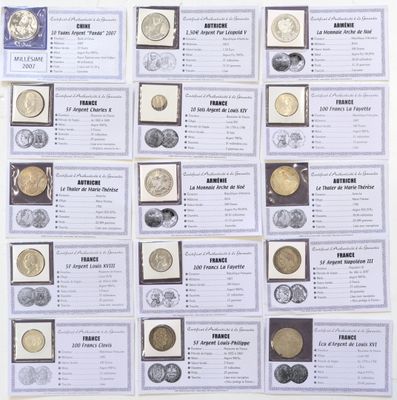 un gros plan sur un assortiment de pièces de monnaie de différentes sortes