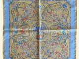 un gros plan sur un mouchoir bleu et jaune orné d'un motif floral
