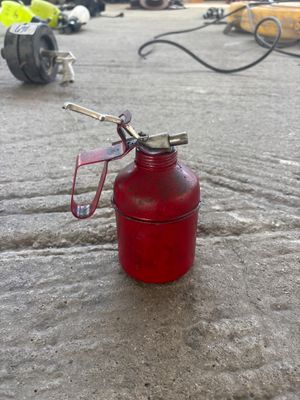 Burette huile rouge DOSSIER 17 : GARAGE
