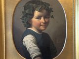portrait d'un jeune garçon portant une couronne de lierre sur la tête