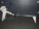 une photo d'un rameur dans une salle de sport