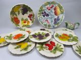 beaucoup d'assiettes ornées de motifs variés