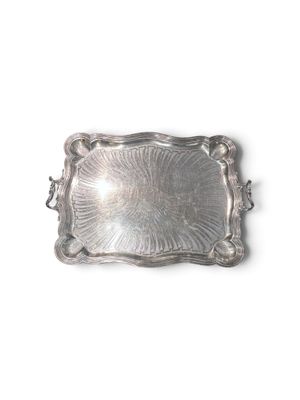 plateau rectangulaire en argent avec des poignées, sur fond blanc