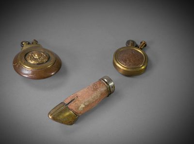 trois types différents de briquets posés sur une surface grise