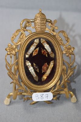 une image représentant un cadre doré dans lequel figure un homme coiffé d'une couronne