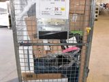 un chariot contenant de nombreux cartons dans un entrepôt