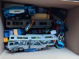 une boîte remplie de jouets qui se trouvent dans une boîte