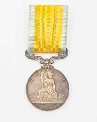 Gros plan sur une médaille entourée d'un ruban