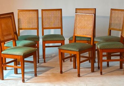 six chaises alignées