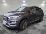 vue de face d'un SUV gris garé sur un sol à damier