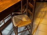 une table et des chaises en bois dans une pièce au sol carrelé